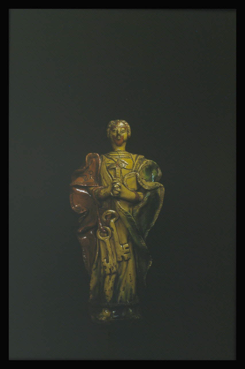 Marcel Maget photographie Statuette de saint Pierre en terre vernissée provenant de Ligron dans la Sarthe. Début 19è siècle Ile-de-France, France 1956/10/27 Ph.1956.95.22 Photo