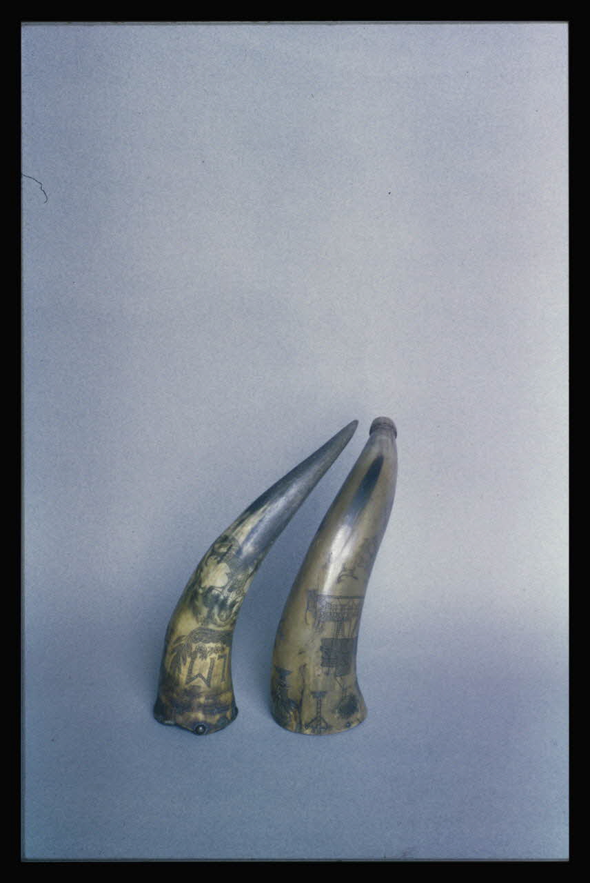 Marcel Maget photographie Corne gravée d'un voilier et d'une sirène avec inscription "L.M."Corne gravée avec personnage à cheval, datée de 1839 Ile-de-France, France 1956/10/28 Ph.1956.95.30 Photo