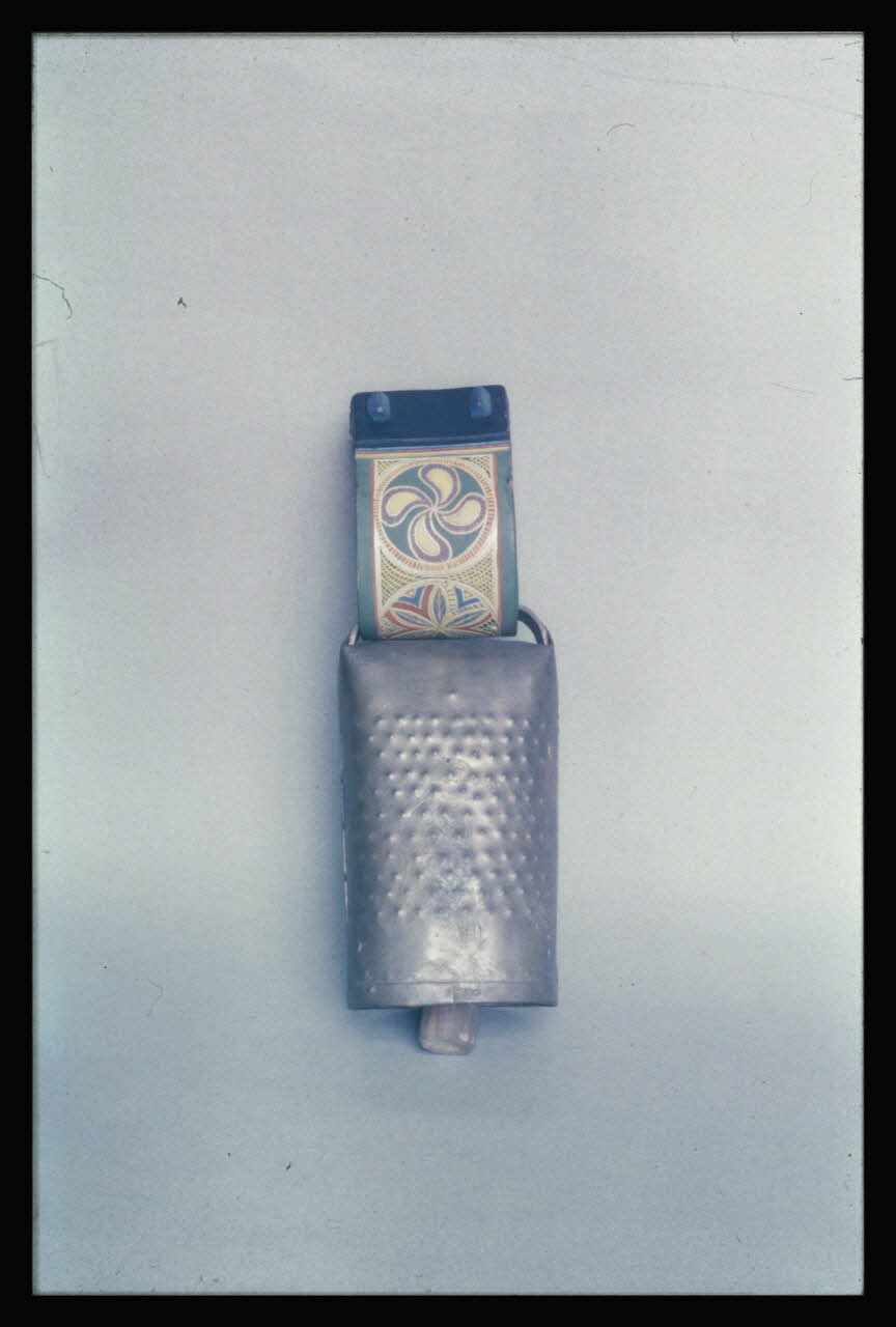 Marcel Maget photographie Sonnaille et collier de Jean Daban de Nay dans les Pyrénées-Atlantiques vers 1937 Ile-de-France, France 1956/10/28 Ph.1956.95.31 Photo
