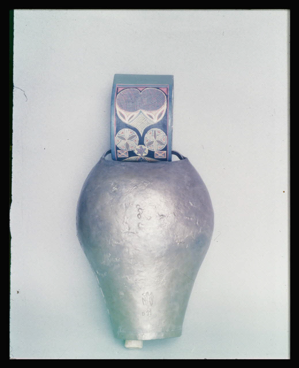 Marcel Maget photographie Sonnaille et collier de Jean Daban de Nay dans les Pyrénées-Atlantiques vers 1937 Ile-de-France, France 1956/10/28 Ph.1956.95.32 Photo
