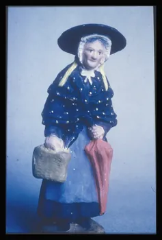 Marcel Maget photographie Santon fait pat Neveu d'Aubagne dans les Bouches-du-Rhône, en 1951. Vieille femme tenant un parapluie rouge Ile-de-France, France 1956/10/28 Ph.1956.95.36 Photo