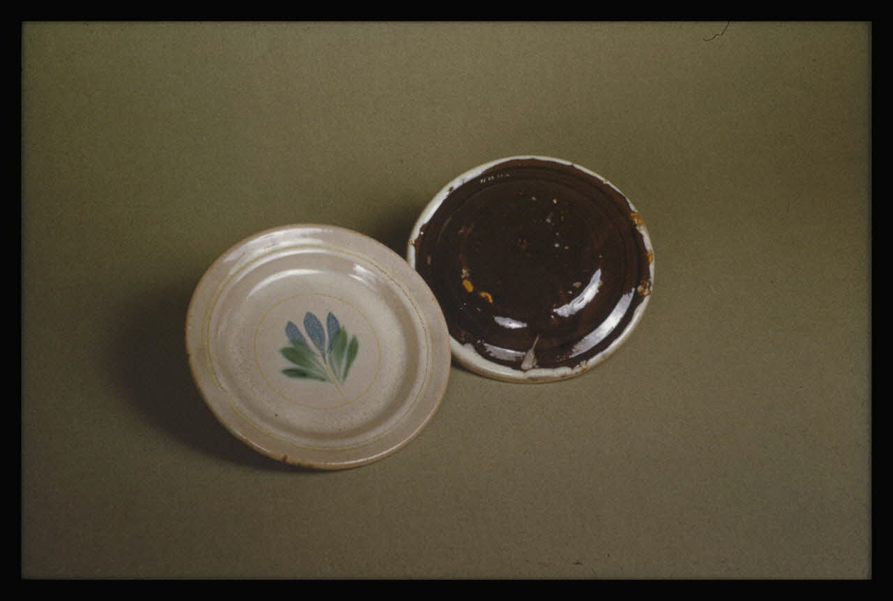 Marcel Maget photographie Assiettes en faïence de Bonnetable, faïencerie à la Villa Ile-de-France, France 1954/10/27 Ph.1956.95.7 Photo