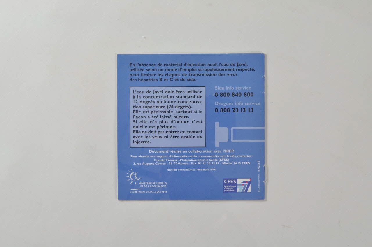Comité Français d'Education pour La Santé (CFES) livret "Eau de Javel et prévention de l'infection par les virus du Sida et des hépatites" France 1997/11 2002.126.30 Photo Mucem