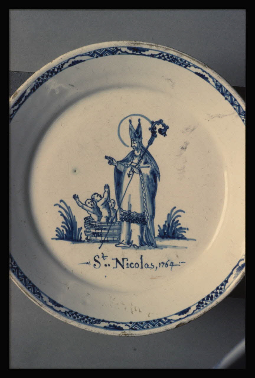 Bandy photographie Assiette. "Saint Nicolas et les trois enfants dans le saloir. Faïence". Origine : Meurthe-et-Moselle Ile-de-France, France 1959/6/1 Ph.1959.102.30 Photo