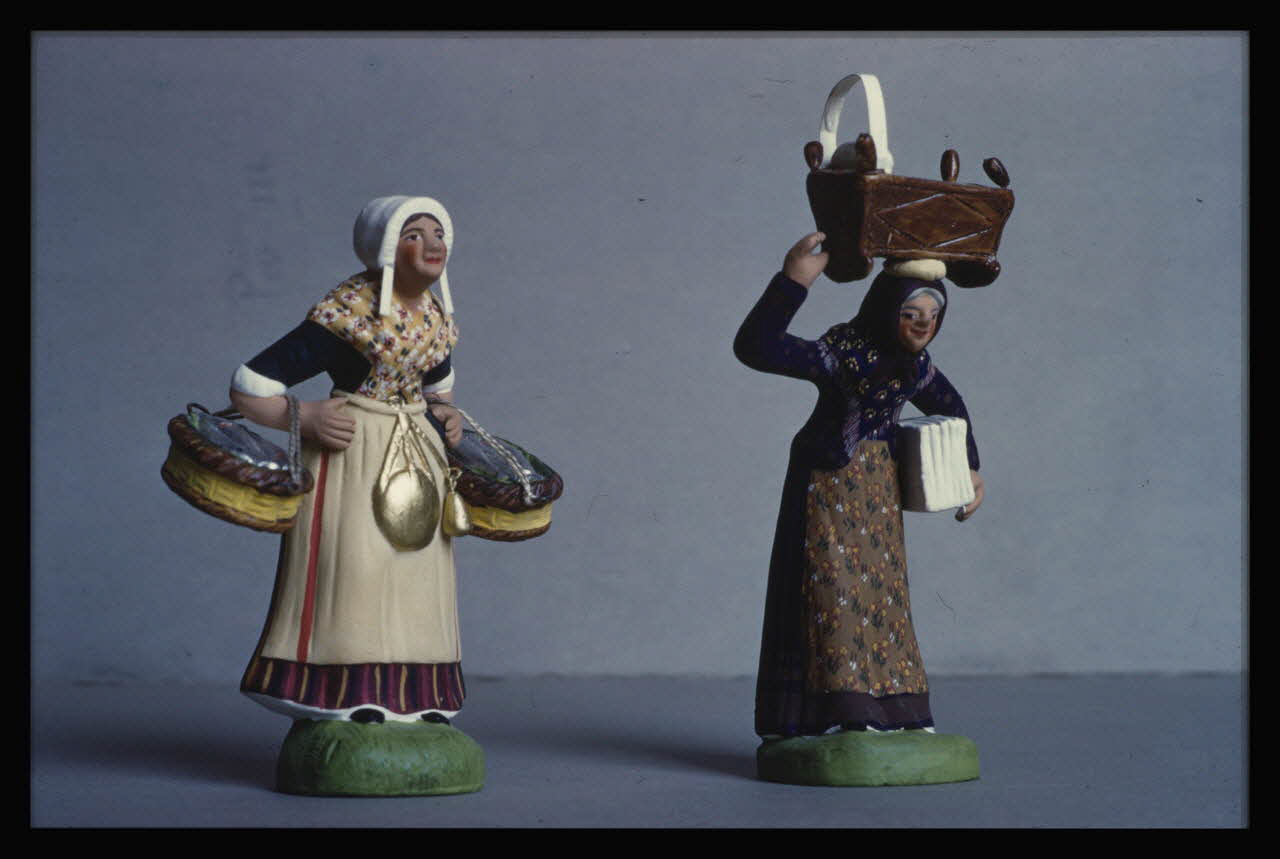 Bandy photographie Santons. Vieille femme avec un berceau sur la tête et marchande de poissons. Terre cuite Ile-de-France, France 1959/6/1 Ph.1959.102.32 Photo