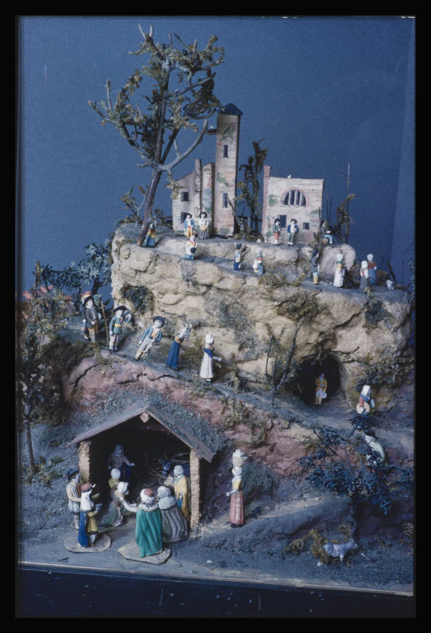 Bandy photographie Crèche sous vitrine avec village et santons. Argile et végétaux Ile-de-France, France 1959/6/1 Ph.1959.102.33 Photo