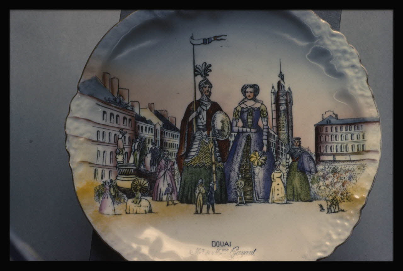 Bandy photographie Assiette. Douai : Monsieur et Madame Gayant et leurs enfants. Porcelaine de Limoges Ile-de-France, France 1959/6/1 Ph.1959.102.34 Photo