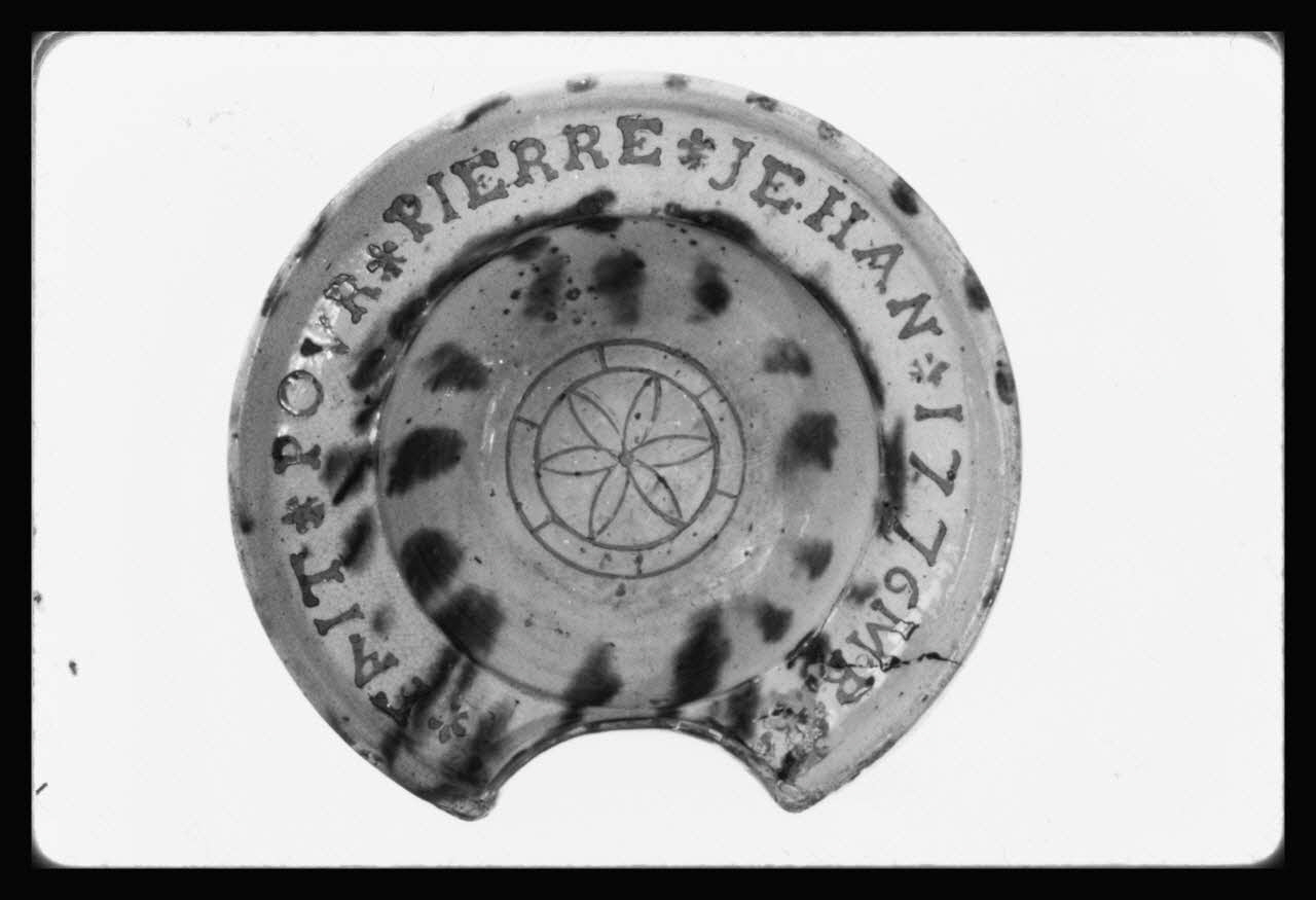 Alain Guey photographie Plat à barbe avec inscription "Fait pour Pierre Jehan 1776 MB" Ile-de-France, France 1967/4/1 Ph.1967.25.183 Photo