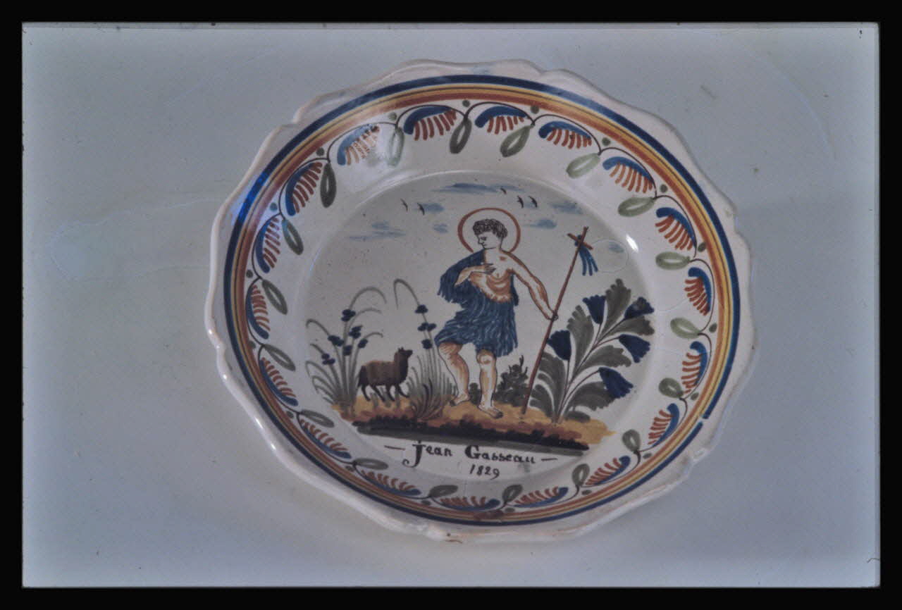 Jean-Dominique Lajoux photographie Assiette. Provenant du Nivernais et datée du 18è siècle Ile-de-France, France 1968 Ph.1968.108.10 Photo