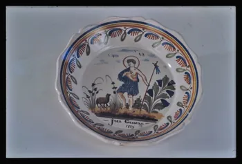 Jean-Dominique Lajoux photographie Assiette. Provenant du Nivernais et datée du 18è siècle Ile-de-France, France 1968 Ph.1968.108.10 Photo