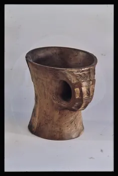 Jean-Dominique Lajoux photographie Pot à lait. En bois. Provenant de la vallée de Bethmale et daté de la fin du 19è siècle Ile-de-France, France 1968 Ph.1968.108.13 Photo