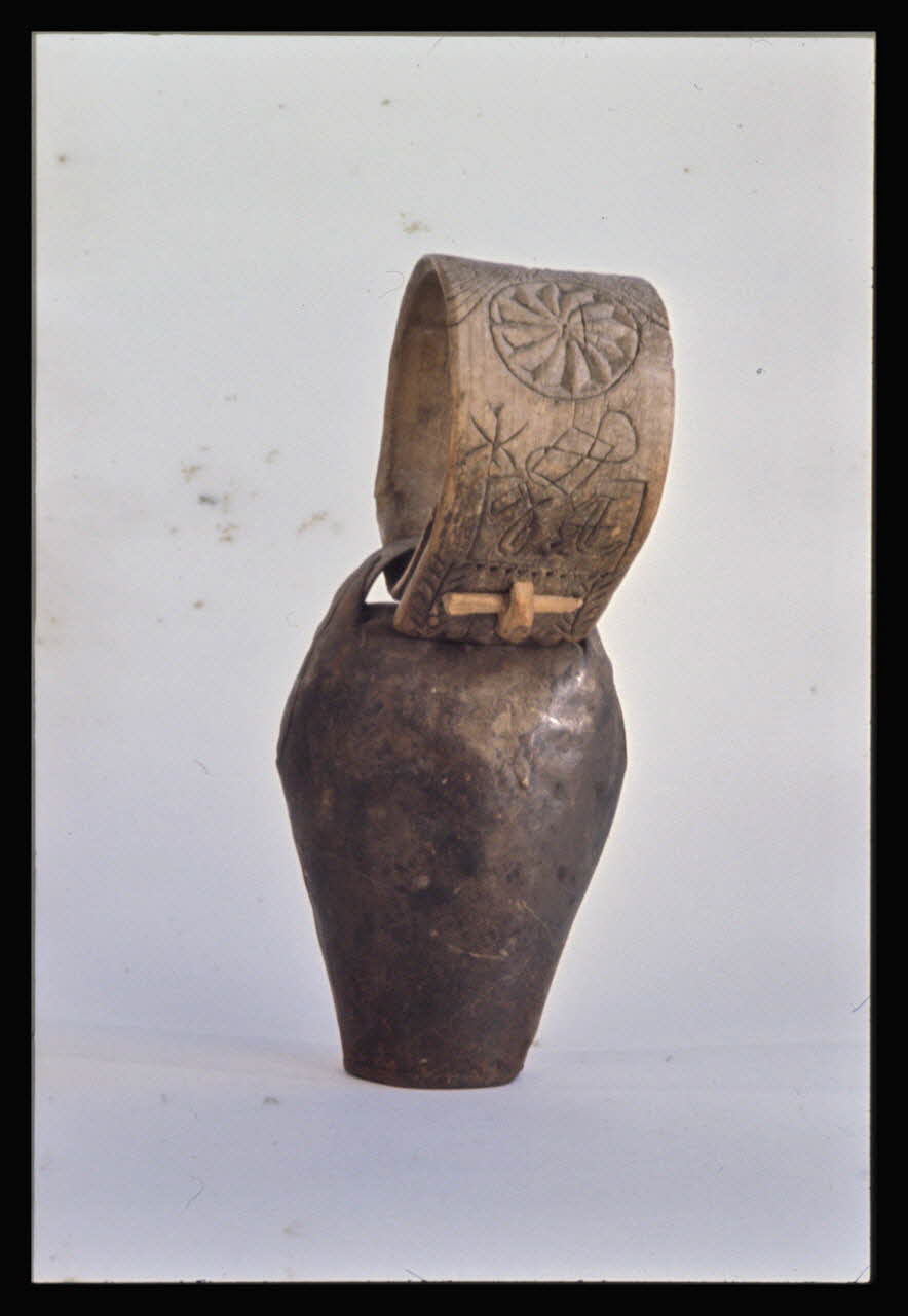 Jean-Dominique Lajoux photographie Collier et sonnailles. Provenant des Pyrénées Orientales et datés vers 1910 Ile-de-France, France 1968 Ph.1968.108.14 Photo