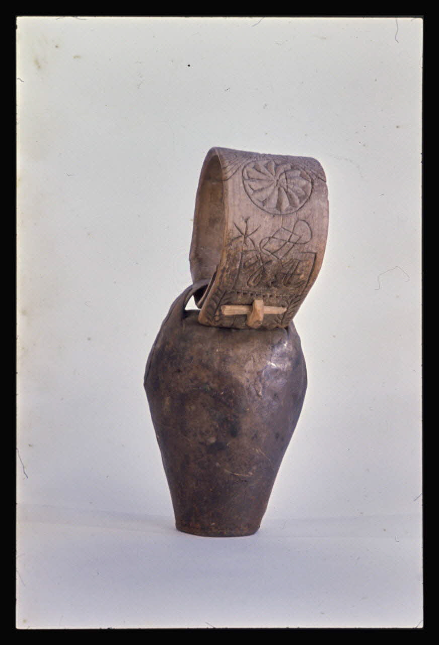 Jean-Dominique Lajoux photographie Collier et sonnailles. Provenant des Pyrénées Orientales et datés vers 1910 Ile-de-France, France 1968 Ph.1968.108.15 Photo