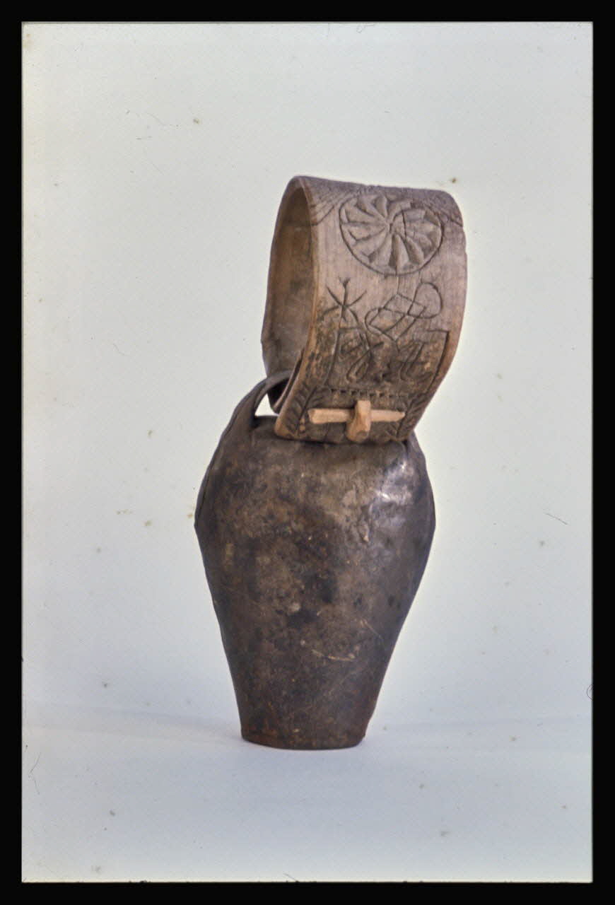 Jean-Dominique Lajoux photographie Collier et sonnaille Ile-de-France, France 1968/2/1 Ph.1968.27.2 Photo