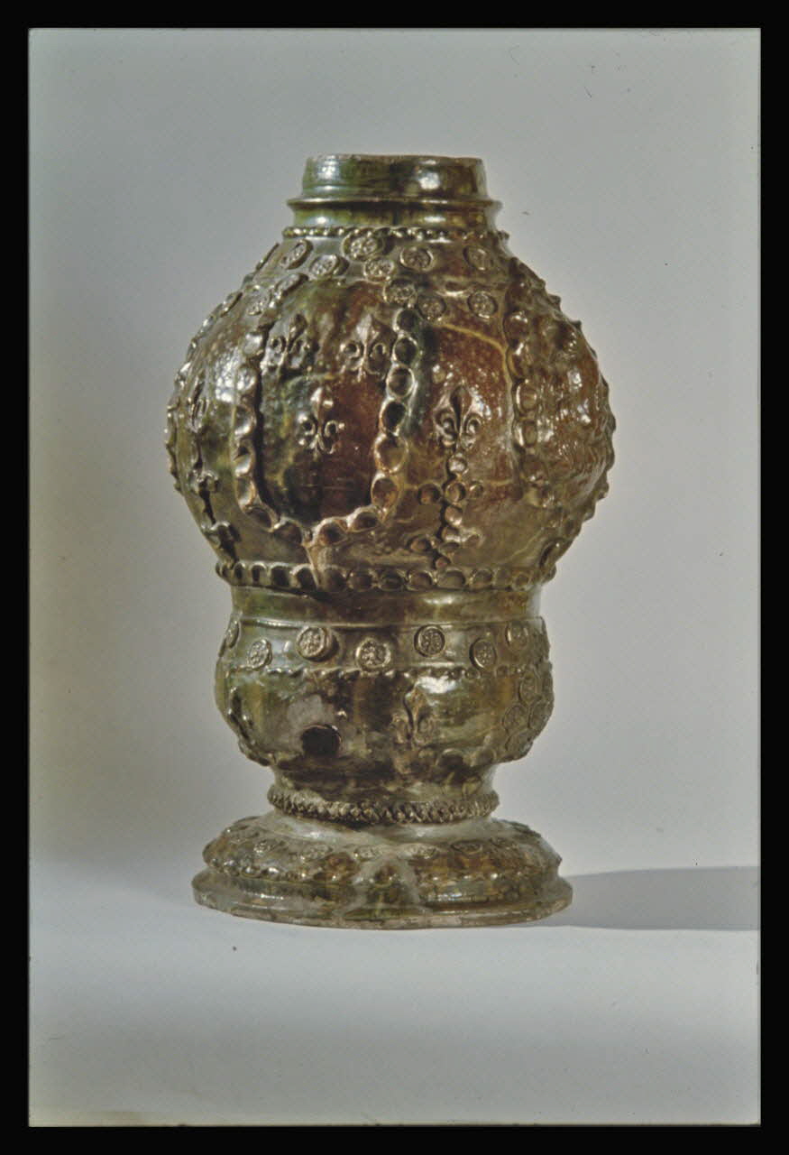 Jean-Dominique Lajoux photographie Fontaine en terre vernissée. Datée du 17è siècle et provenant de l'Ouest de la France (voir photographies Ph.1968.29.7 et Ph.1968.29.8) Ile-de-France, France 1968/2/1 Ph.1968.27.26 Photo