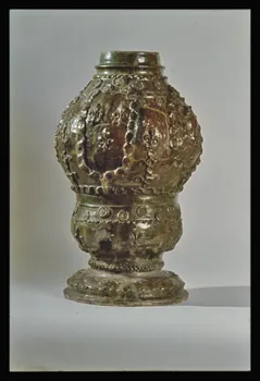 Jean-Dominique Lajoux photographie Fontaine en terre vernissée. Datée du 17è siècle et provenant de l'Ouest de la France (voir photographies Ph.1968.29.7 et Ph.1968.29.8) Ile-de-France, France 1968/2/1 Ph.1968.27.26  Photo