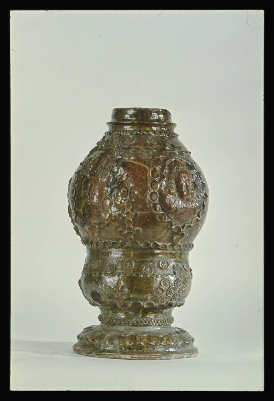 Jean-Dominique Lajoux photographie Fontaine en terre vernissée. Datée du 17è siècle et provenant de l'Ouest de la France (voir photographies Ph.1968.29.7 et Ph.1968.29.8) Ile-de-France, France 1968/2/1 Ph.1968.27.27 Photo