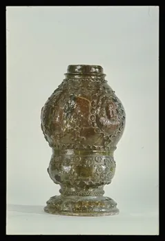 Jean-Dominique Lajoux photographie Fontaine en terre vernissée. Datée du 17è siècle et provenant de l'Ouest de la France (voir photographies Ph.1968.29.7 et Ph.1968.29.8) Ile-de-France, France 1968/2/1 Ph.1968.27.27  Photo