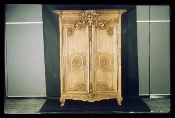 Jean-Dominique Lajoux photographie Détail d'une armoire normande Ile-de-France, France 1968/12/1 Ph.1968.110.134 Photo