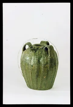 Jean-Dominique Lajoux photographie Cruche à trois anses avec un décor au pouce Ile-de-France, France 1968/12/1 Ph.1968.110.15 Photo