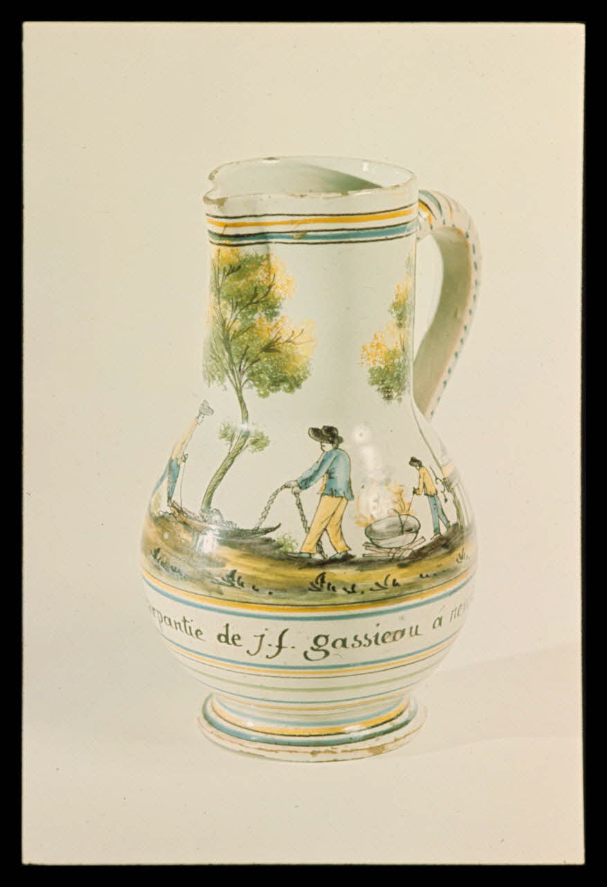 Jean-Dominique Lajoux photographie Pichet décoré d'un personnage portant une inscription Ile-de-France, France 1968/12/1 Ph.1968.110.17 Photo