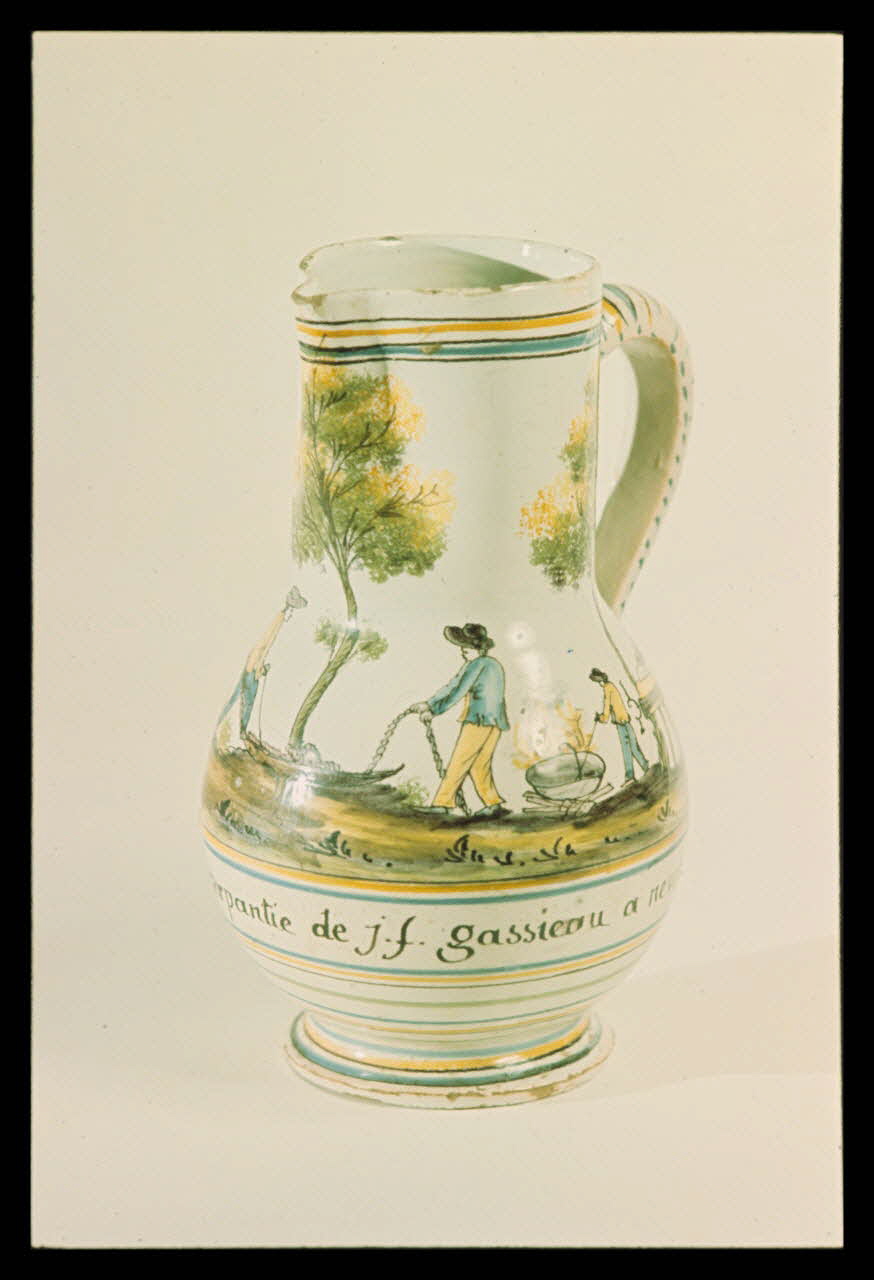 Jean-Dominique Lajoux photographie Pichet décoré d'un personnage portant une inscription Ile-de-France, France 1968/12/1 Ph.1968.110.19 Photo