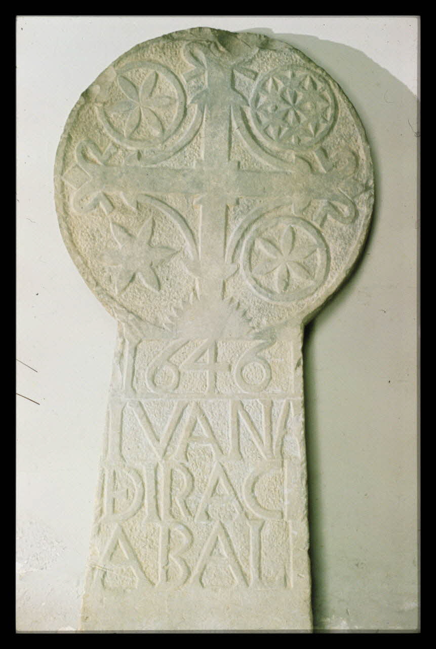 Jean-Dominique Lajoux photographie Stèle discoïdale. Provenant des Pyrénées-Atlantiques et datée de 1646 Ile-de-France, France 1968/12/1 Ph.1968.110.190 Photo