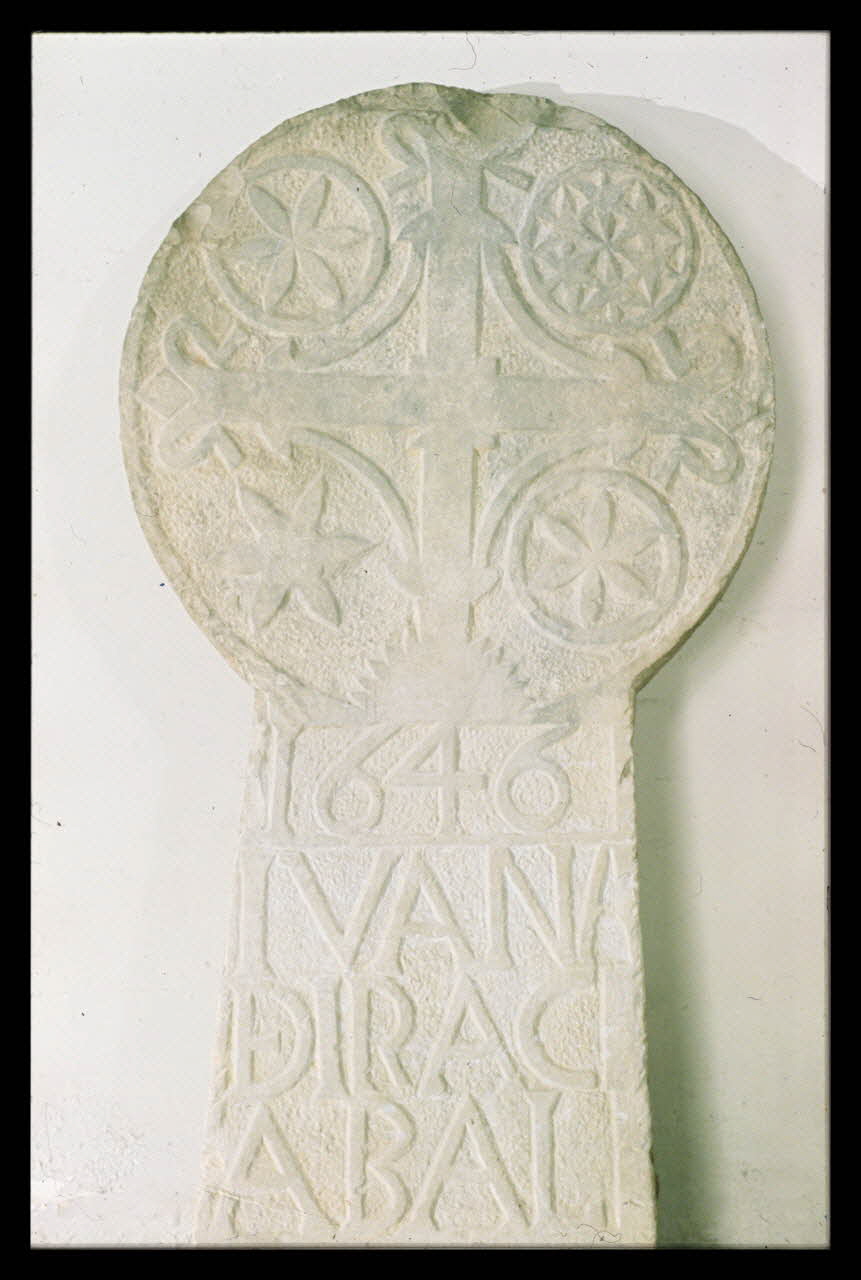 Jean-Dominique Lajoux photographie Stèle discoïdale. Provenant des Pyrénées-Atlantiques et datée de 1646 Ile-de-France, France 1968/12/1 Ph.1968.110.191 Photo