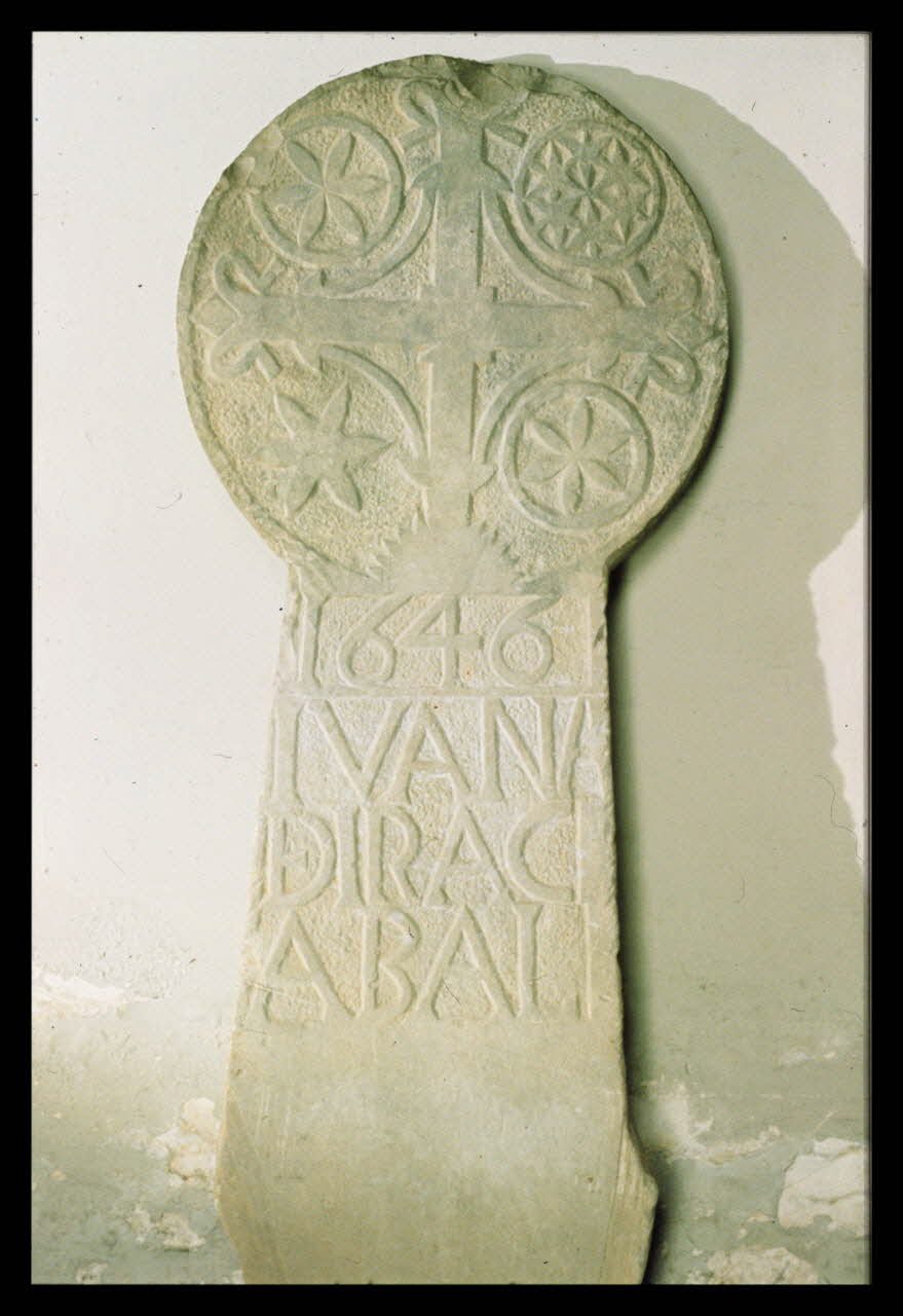 Jean-Dominique Lajoux photographie Stèle discoïdale. Provenant des Pyrénées-Atlantiques et datée de 1646 Ile-de-France, France 1968/12/1 Ph.1968.110.192 Photo