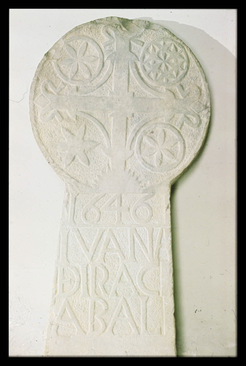 Jean-Dominique Lajoux photographie Stèle discoïdale. Provenant des Pyrénées-Atlantiques et datée de 1646 Ile-de-France, France 1968/12/1 Ph.1968.110.193 Photo