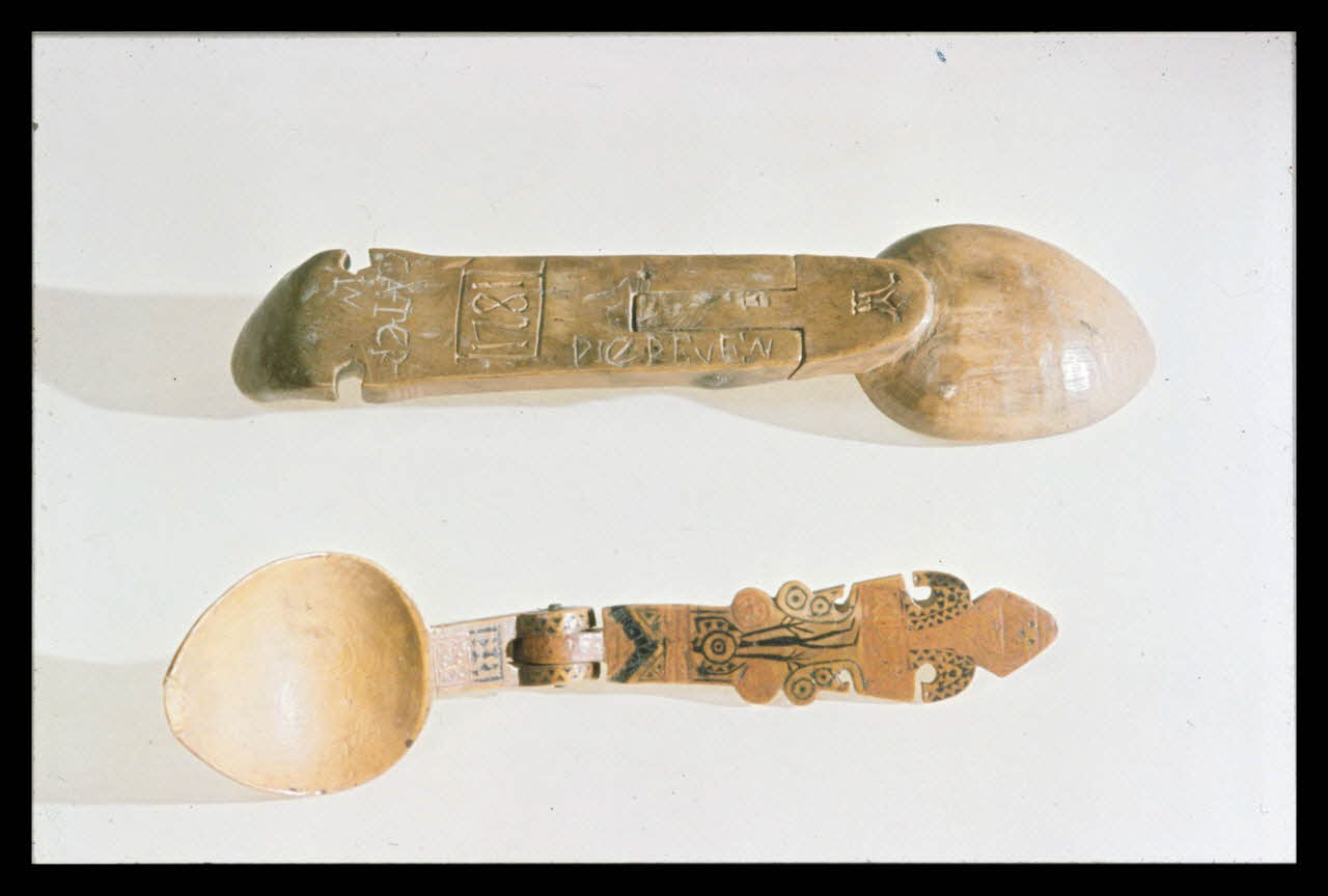 Jean-Dominique Lajoux photographie Cuiller de fête. En bois sculpté. Provenant de Bretagne et datée de 1821 Ile-de-France, France 1968/12/1 Ph.1968.110.209 Photo