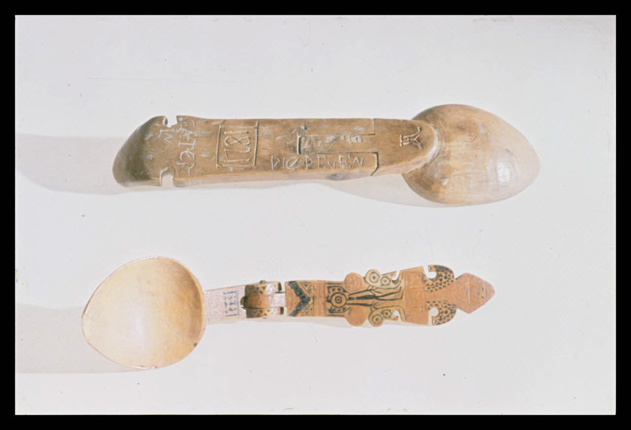 Jean-Dominique Lajoux photographie Cuiller de fête. En bois sculpté. Provenant de Bretagne et datée de 1821 Ile-de-France, France 1968/12/1 Ph.1968.110.211 Photo