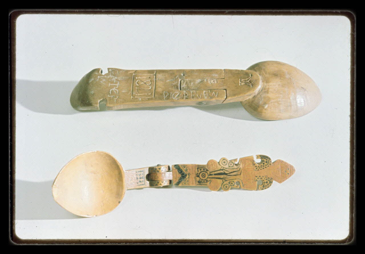 Jean-Dominique Lajoux photographie Cuiller de fête. En bois sculpté. Provenant de Bretagne et datée de 1821 Ile-de-France, France 1968/12/1 Ph.1968.110.212 Photo