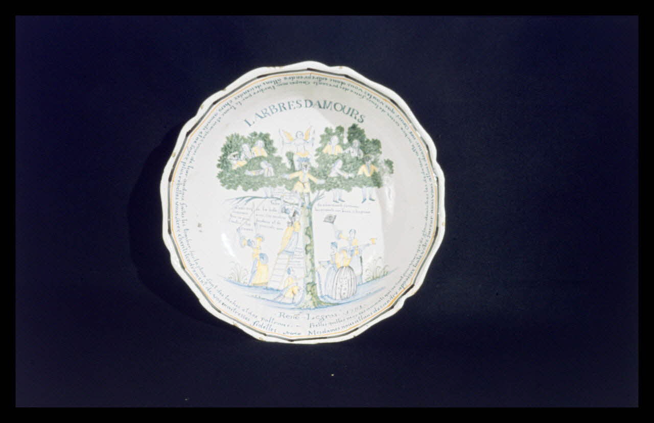 Jean-Dominique Lajoux photographie Saladier décoré d'arbres d'Amour. Provenant probablement de Nevers et daté de 1781 Ile-de-France, France 1968/12/1 Ph.1968.110.224 Photo