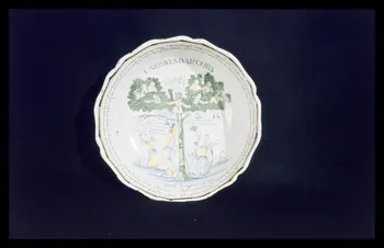 Jean-Dominique Lajoux photographie Saladier décoré d'arbres d'Amour. Provenant probablement de Nevers et daté de 1781 Ile-de-France, France 1968/12/1 Ph.1968.110.224 Photo