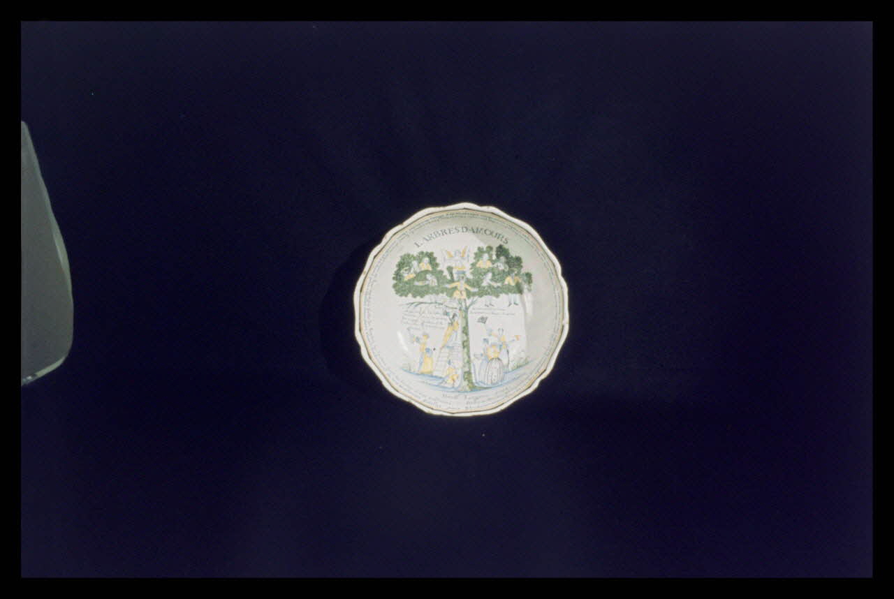 Jean-Dominique Lajoux photographie Saladier décoré d'arbres d'Amour. Provenant probablement de Nevers et daté de 1781 Ile-de-France, France 1968/12/1 Ph.1968.110.227 Photo