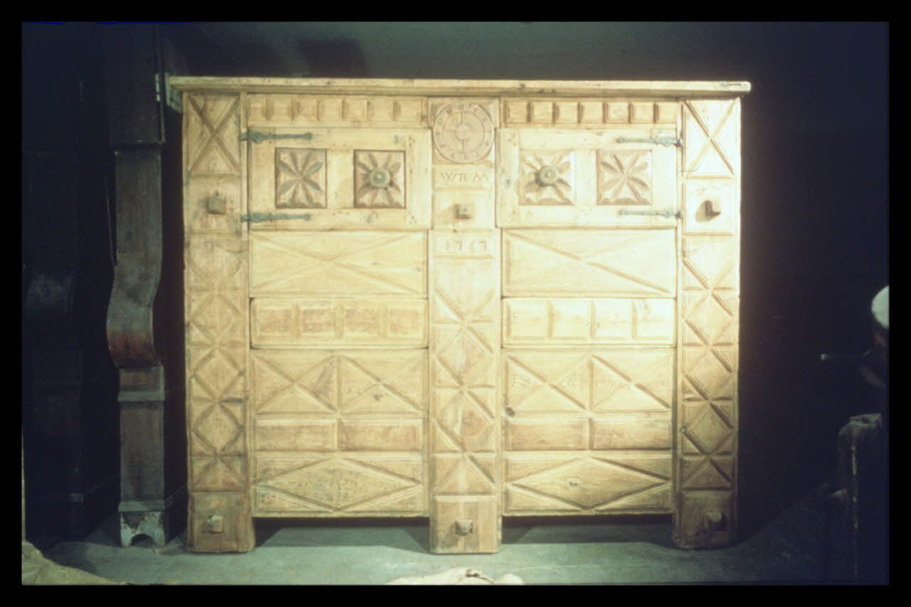 Jean-Dominique Lajoux photographie Grenier à grains. Provenant d'Arvieux dans les Hautes-Alpes et daté de 1773 Ile-de-France, France 1968/12/1 Ph.1968.110.253 Photo