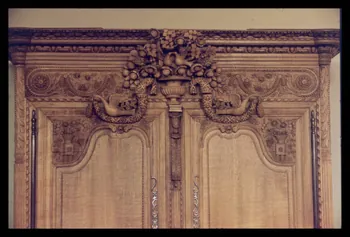 Jean-Dominique Lajoux photographie Détail d'une armoire de mariage. Provenant de Normandie Ile-de-France, France 1968/12/1 Ph.1968.110.265 Photo