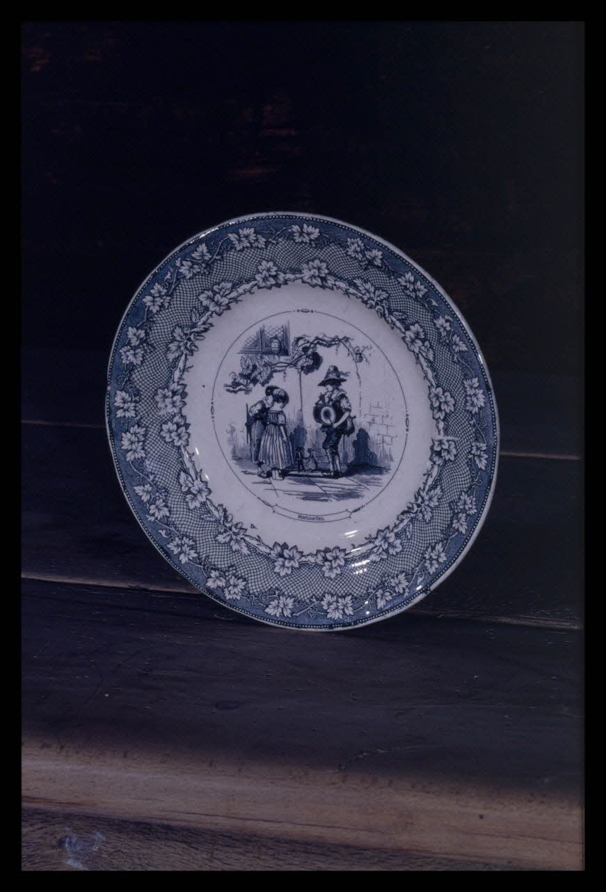 Alain Guey photographie Assiette de Gien avec décor représentant une marionnette à la planchette Ile-de-France, France 1968/12/1 Ph.1968.124.9 Photo