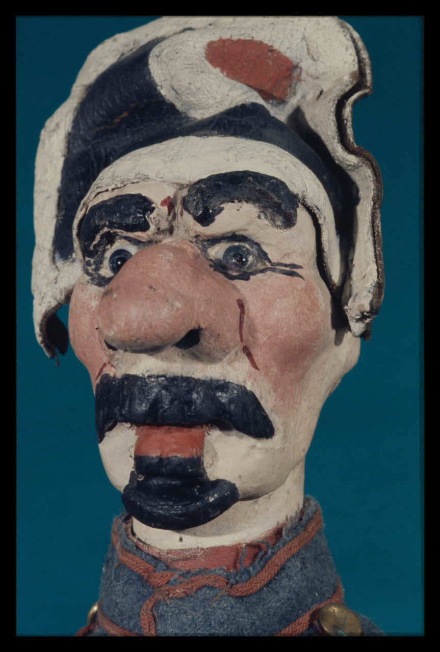 Alain Guey photographie Gendarme. Marionnette à gaine du Square des Batignolles (Paris, Eden Bédé) (détail) Ile-de-France, France 1969/11/1 Ph.1969.12.379 Photo