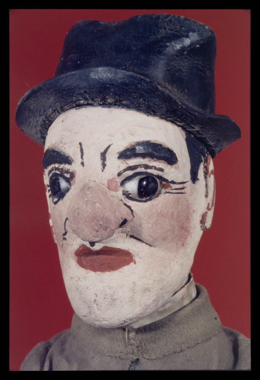 Alain Guey photographie Homme. Marionnette à gaine du Square des Batignolles (Paris, Eden Bédé) (détail) Ile-de-France, France 1969/11/1 Ph.1969.12.385 Photo