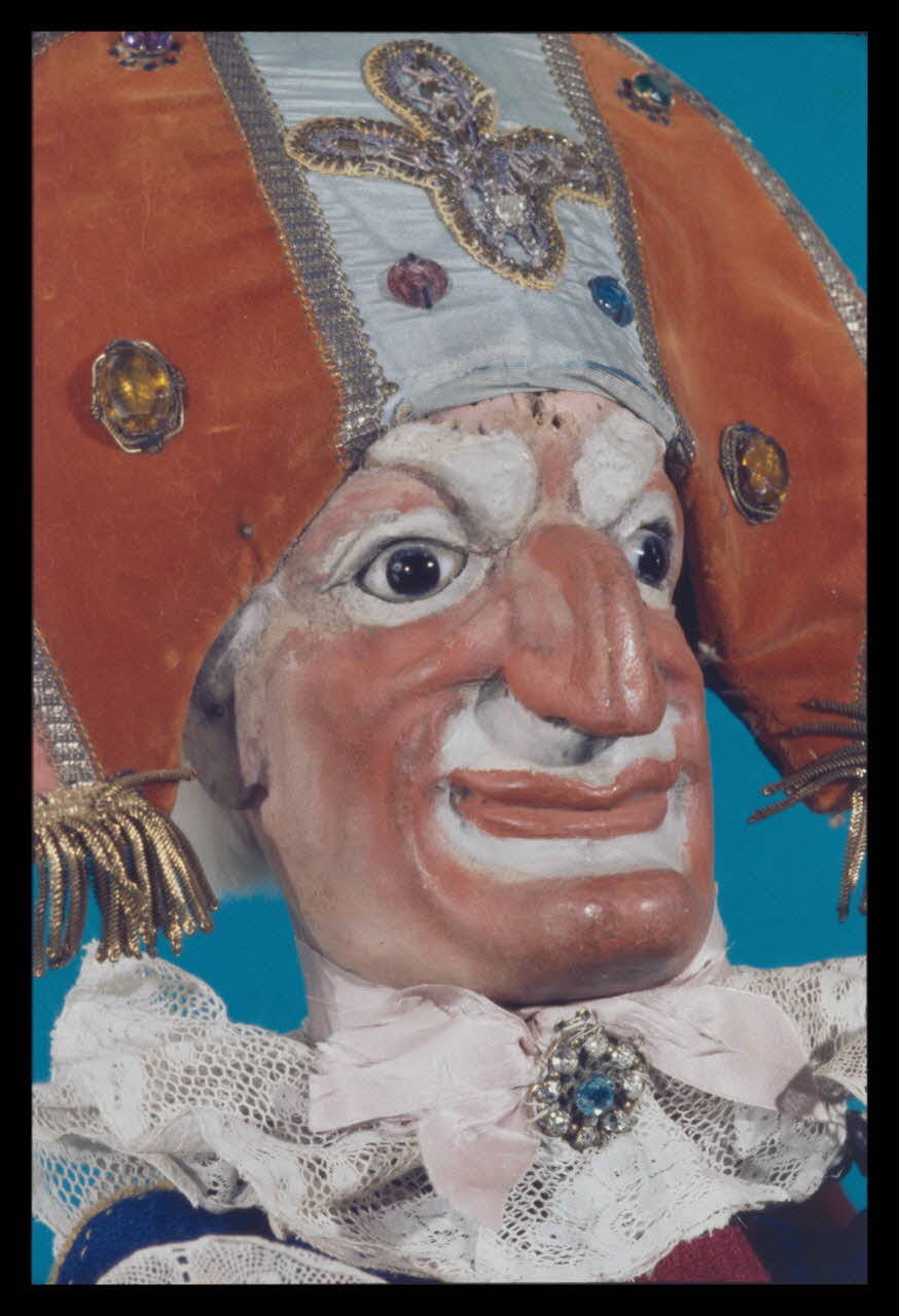 Alain Guey photographie Polichinelle. Marionnette à gaine du théâtre du Parc des Buttes Chaumont (Guignol Anatole). Labelle (détail) Ile-de-France, France 1969/11/1 Ph.1969.12.389 Photo