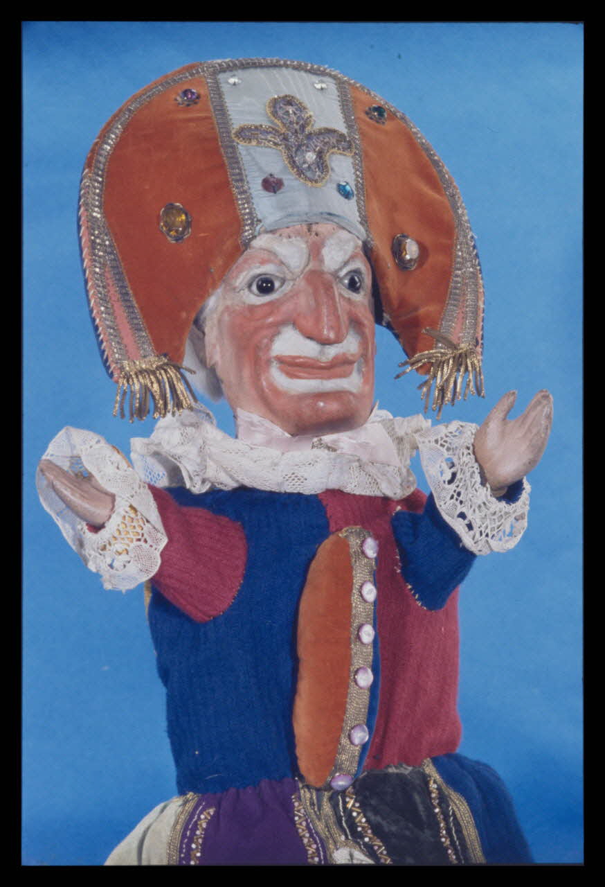 Alain Guey photographie Polichinelle. Marionnette à gaine du théâtre du Parc des Buttes Chaumont (Guignol Anatole). Labelle (détail) Ile-de-France, France 1969/11/1 Ph.1969.12.390 Photo