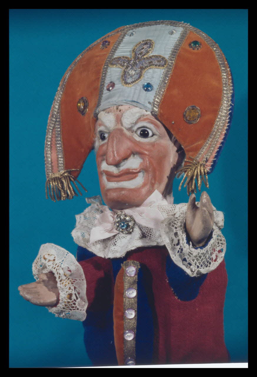 Alain Guey photographie Polichinelle. Marionnette à gaine du théâtre du Parc des Buttes Chaumont (Guignol Anatole). Labelle (détail) Ile-de-France, France 1969/11/1 Ph.1969.12.391 Photo
