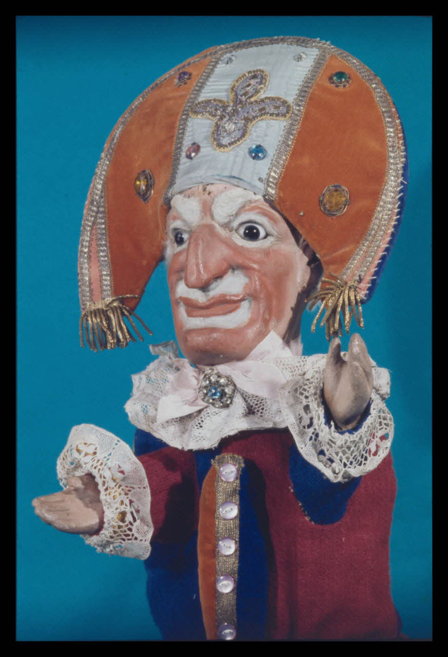Alain Guey photographie Polichinelle. Marionnette à gaine du théâtre du Parc des Buttes Chaumont (Guignol Anatole). Labelle (détail) Ile-de-France, France 1969/11/1 Ph.1969.12.392 Photo