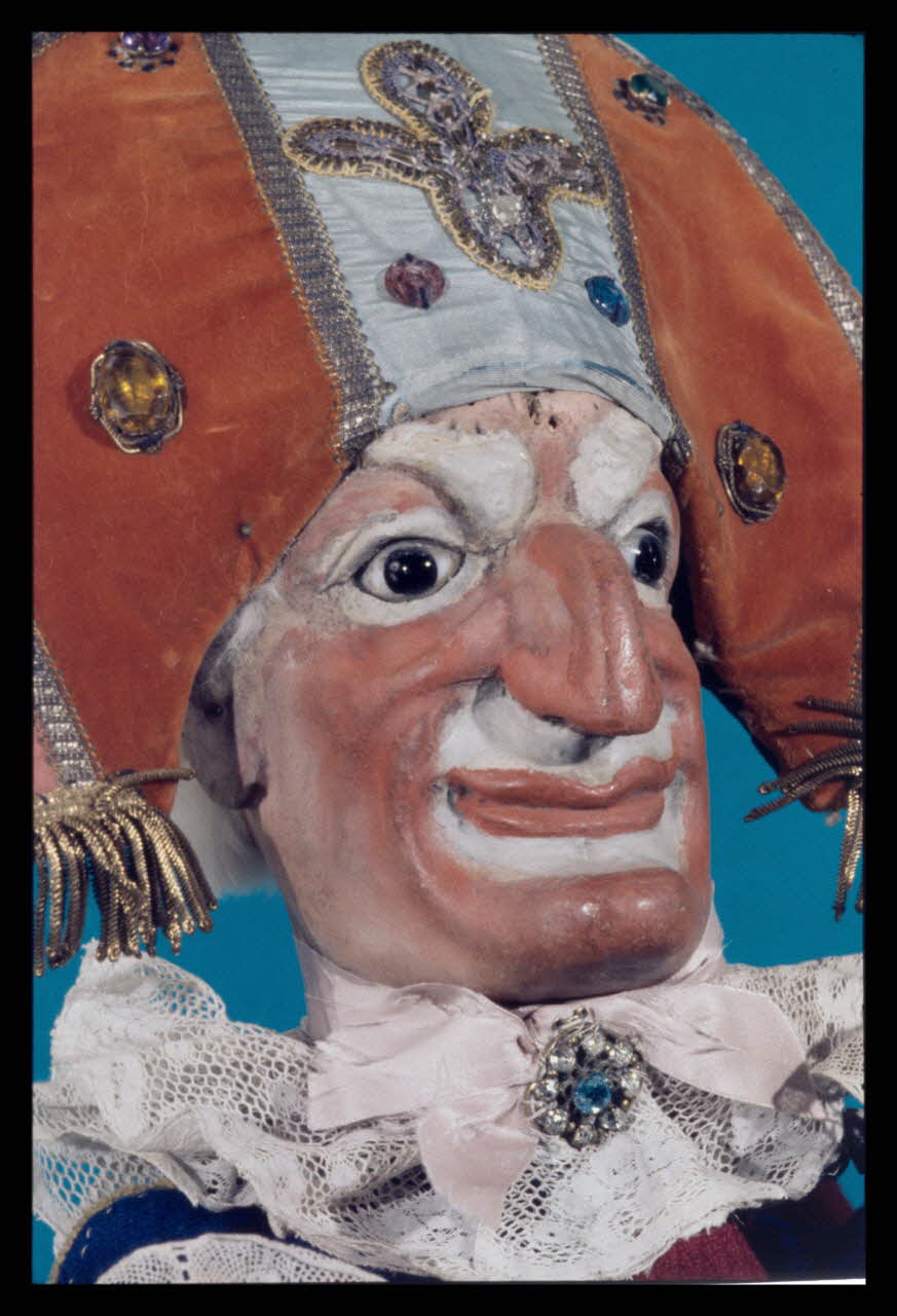 Alain Guey photographie Polichinelle. Marionnette à gaine du théâtre du Parc des Buttes Chaumont (Guignol Anatole). Labelle (détail) Ile-de-France, France 1969/11/1 Ph.1969.12.393 Photo