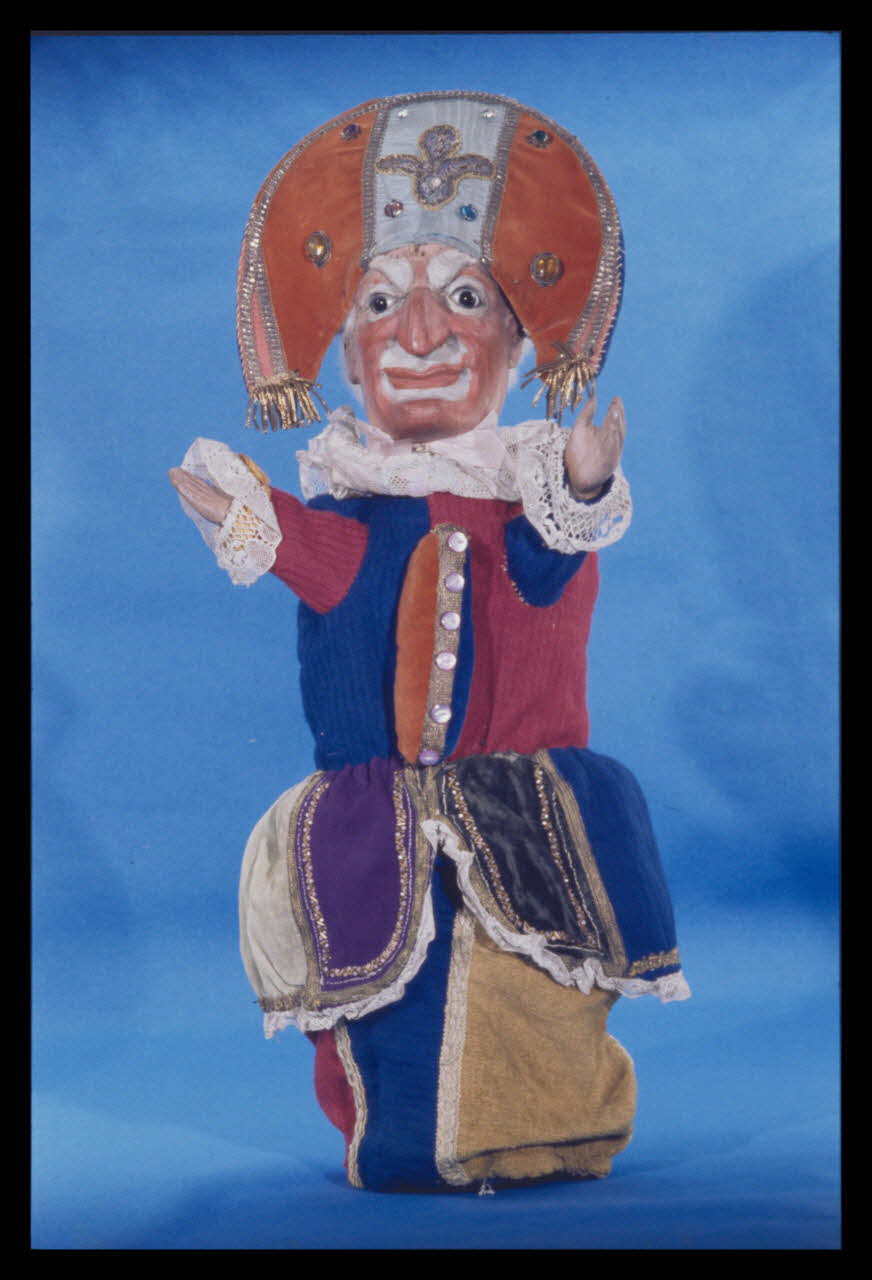 Alain Guey photographie Polichinelle. Marionnette à gaine du théâtre du Parc des Buttes Chaumont (Guignol Anatole). Labelle (détail) Ile-de-France, France 1969/11/1 Ph.1969.12.394 Photo