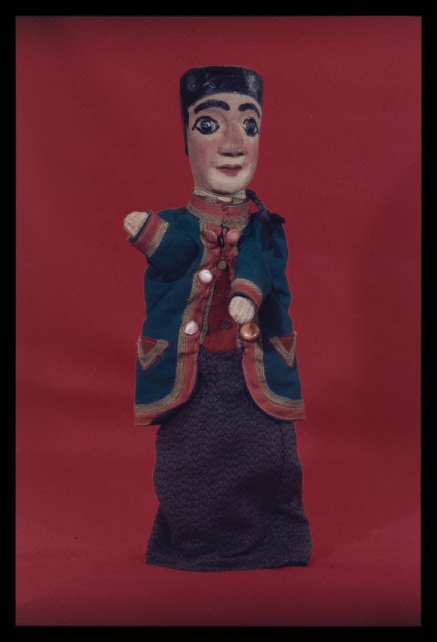 Alain Guey photographie Guignol. Marionnette à gaine du théâtre du Parc des Buttes Chaumont (Guignol Anatole). Labelle (détail) Ile-de-France, France 1969/11/1 Ph.1969.12.395 Photo