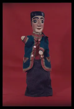 Alain Guey photographie Guignol. Marionnette à gaine du théâtre du Parc des Buttes Chaumont (Guignol Anatole). Labelle (détail) Ile-de-France, France 1969/11/1 Ph.1969.12.395  Photo