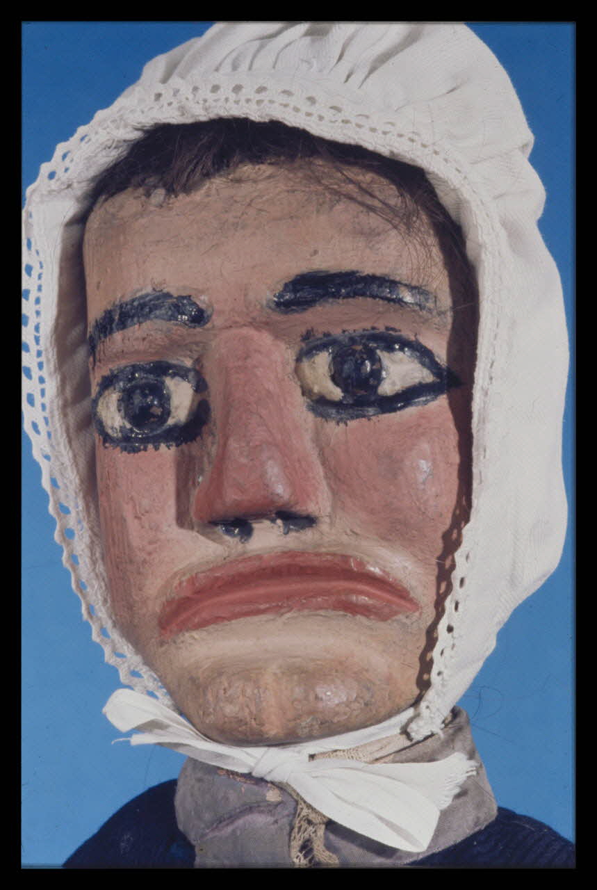 Alain Guey photographie Mère Michèle. Marionnette à gaine du théâtre du Parc des Buttes Chaumont (Guignol Anatole). Labelle (détail) Ile-de-France, France 1969/11/1 Ph.1969.12.398 Photo